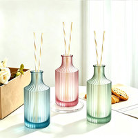 Diffuseur de parfum de luxe personnalisé avec logo, bouteille en verre givré côtelé, bâtonnets en rotin, marque privée OEM, parfum d'ambiance pour hôtel, spa, marque