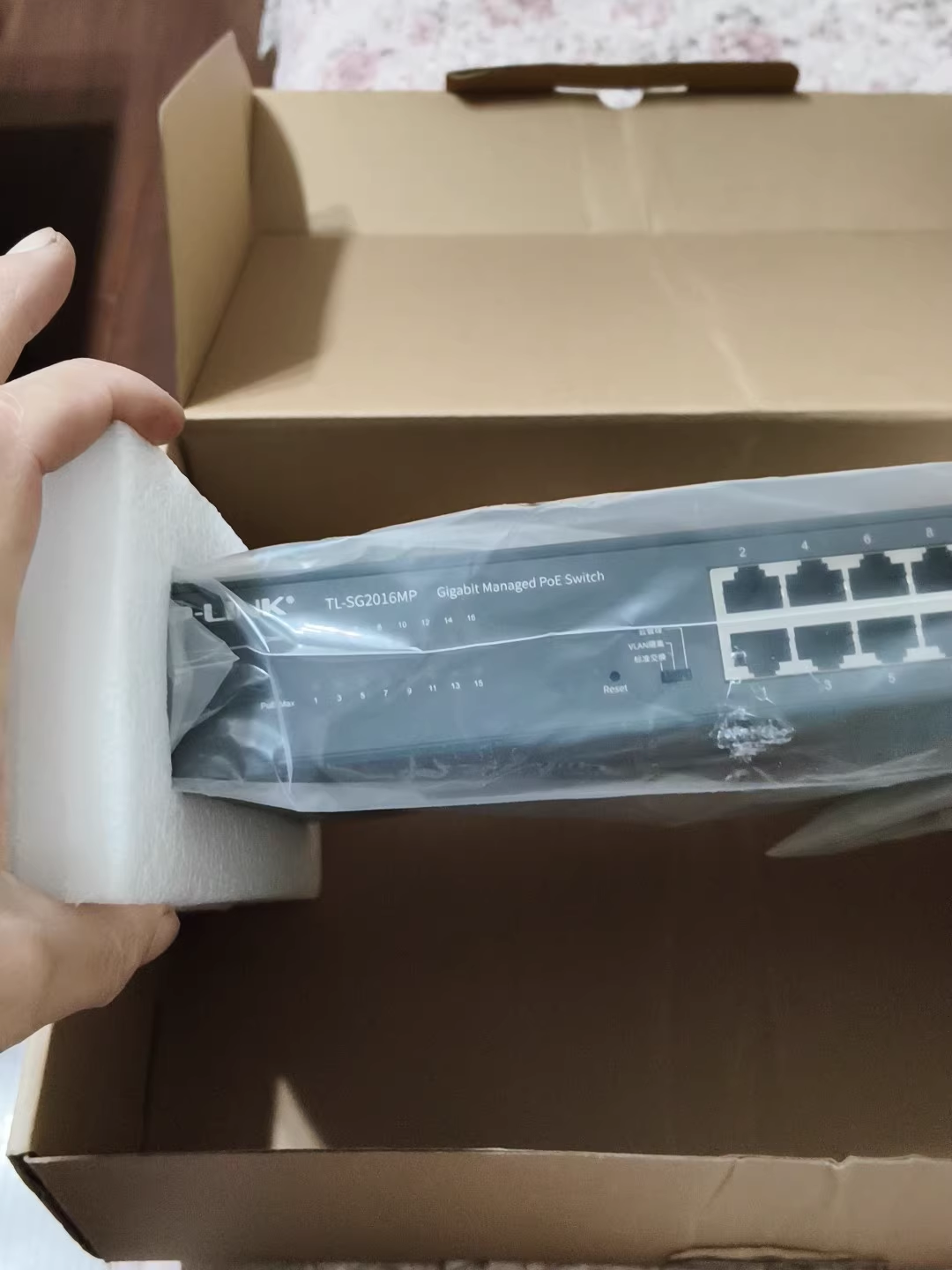 TP-LINK Full Gigabit Cloud Managed PoE Switch TL-SG2016MP Network Switches · image 3