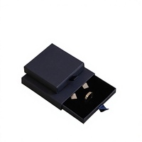 Boîte à bijoux carrée ultra-fine avec doublure en éponge, gaufrage quadricolore pour bagues, colliers, boucles d'oreilles, emballage cadeau