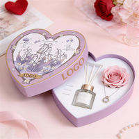 Boîte cadeau personnalisée en forme de cœur avec imprimé floral et bordure dorée pour l'emballage de bijoux ou de boucles d'oreilles