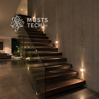 Appartement haut de gamme style minimaliste, fabrication professionnelle, plan de travail, escalier flottant