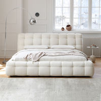 Lit double en chêne capitonné en tissu bouclé Teddy blanc doux, style italien moderne, avec cadre en forme de guimauve, disponible en tailles Twin et King Size