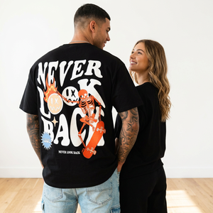 T-shirt pour homme à manches courtes, col rond, imprimé squelette de dessin animé sur skateboard, noir, grande taille, style streetwear décontracté - Product Image 1