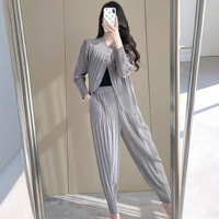 Ensemble plissé Miyake Printemps à plis écailles de poisson : Cardigan et pantalon sarouel au-dessus du genou, deux pièces à motif uni, sensation haut de gamme premium