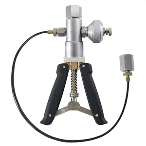 Pompe hydraulique manuelle pour l'étalonnage des jauges 0-7 bar MK-S501 - Product Image 1