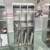 Casier hygiénique à 6 portes en acier inoxydable avec dessus incliné, serrure à combinaison, fente pour carte, circulation d'air par aération, pour uniformes de personnel