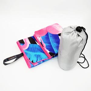 Serviette <span class=keywords><strong>de</strong></span> plage en microfibre rayée surdimensionnée personnalisée avec fonction jetable compressée pour la plage avec sac intégré - Product Image 4