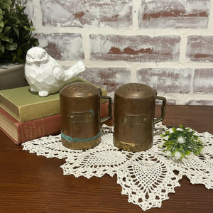 Juego de sal y pimienta de latón contemporáneo con Curvas elegantes y acabado elegante adecuado para cocinas clásicas y modernas - Product Image 1