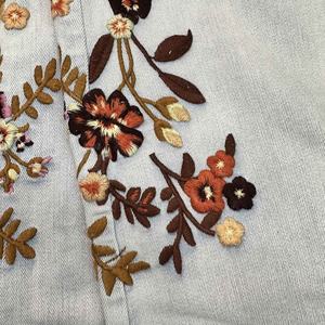 Pantalones Vaqueros de Mezclilla para Mujer OEM, Jeans con Bordado Floral, Pantalones Casuales de Corte Acampanado - Product Image 6