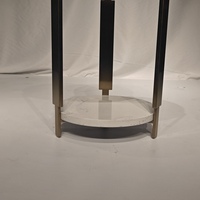Mesa Auxiliar Redonda de Dos Niveles con Tapa de Mármol Blanco y Estructura de Acero Inoxidable Dorado