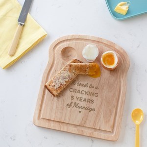 Tavola da pranzo in legno con uovo inciso per regalo di anniversario per lui - Product Image 1