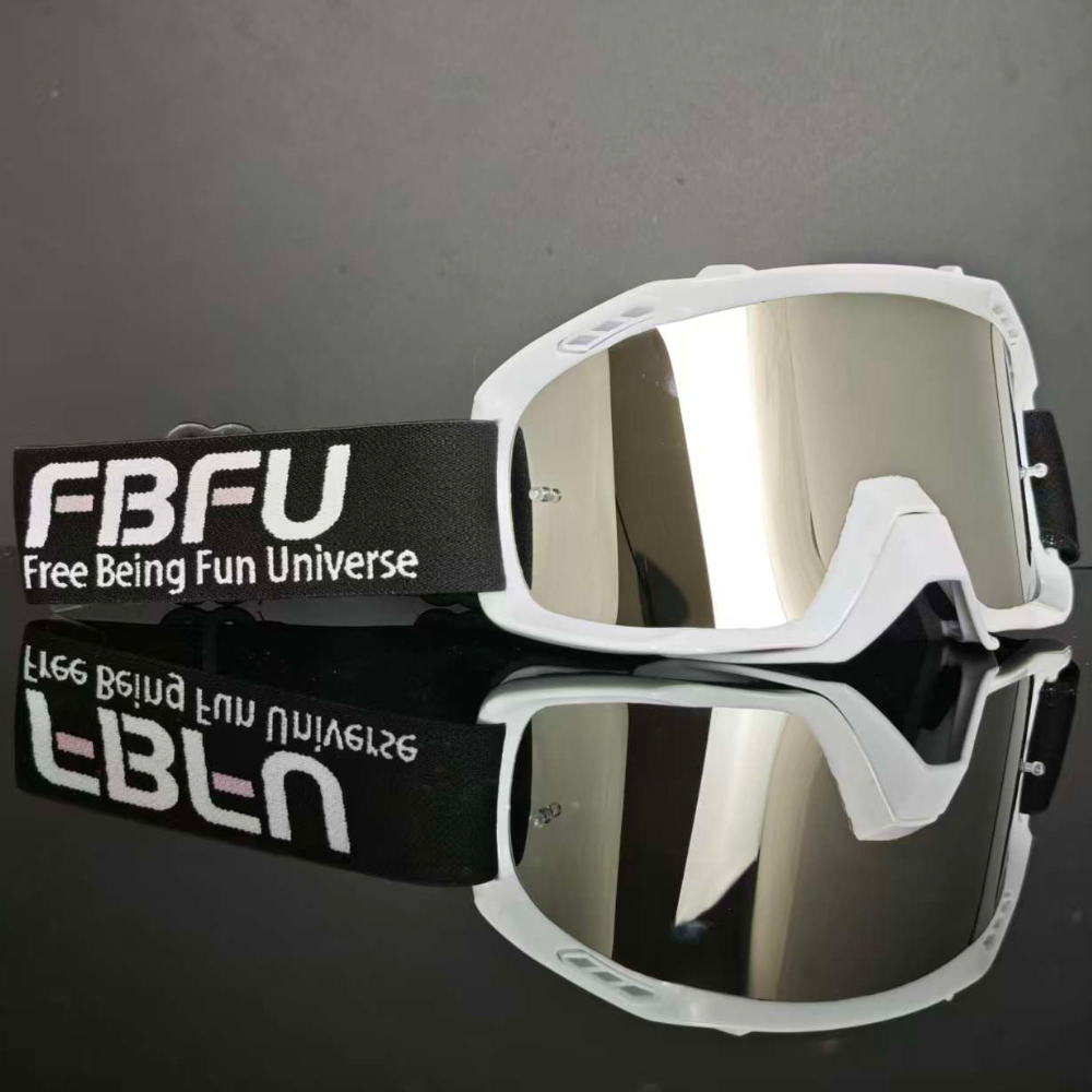 Gafas plateadas con montura blanca.