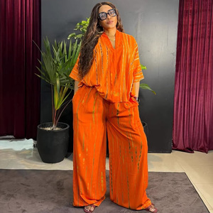 <span class=keywords><strong>Completo</strong></span> da donna in stile europeo-americano, ampio, <span class=keywords><strong>taglie</strong></span> <span class=keywords><strong>forti</strong></span>, con scollo a V, stampa a righe, in poliestere, composto da t-shirt a maniche corte e pantaloni. - Product Image 3