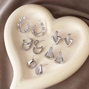 Boucles d'oreilles clous vintage tendance ZC avec zircon pour femme, idéales pour fiançailles, fête, mariage, cadeau, en laiton plaqué or 18 carats et rhodium - Product Image 2