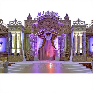 Arche de mariage extérieure dorée sensationnelle, style Mandap, forme triangulaire, en fer, hauteur de plus de 3 mètres, provenant de l'Uttar Pradesh - Product Image 1