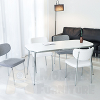 Table à manger moderne Maison Hailey, mobilier de maison, surface durable et facile à nettoyer, design robuste et léger, finition chromée de qualité supérieure