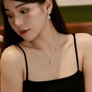 สร้อยคอจี้รูปหยดน้ำประดับเพชรคิวบิกเซอร์โคเนียสีชมพู 5A ชุบโรเดียม เงินแท้ S925 ดีไซน์ใหม่จาก Dylam - Product Image 4