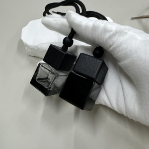 Logotipo personalizado 8ml Gradiente Negro Frosting Forma cuadrada Coche Colgante Difusor Botella de perfume de vidrio con tapón de rosca de madera - Product Image 1
