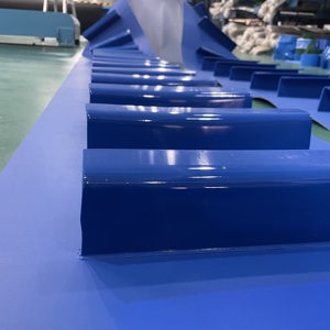 Courroies de conveyeur plates bleues de PVC avec les crampons de rotation et la paroi latérale pour des haricots - Product Image 3