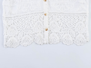 Chemisier à col en V boutonné <span class=keywords><strong>blanc</strong></span> à manches courtes en <span class=keywords><strong>dentelle</strong></span> florale, décontracté et tendance pour femme - Product Image 4