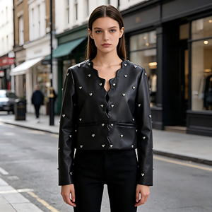Veste en cuir courte pour <span class=keywords><strong>femme</strong></span> avec clous en forme de cœur, couleur et taille personnalisables, col en V, <span class=keywords><strong>manteau</strong></span> <span class=keywords><strong>court</strong></span> en PU tendance - Product Image 1