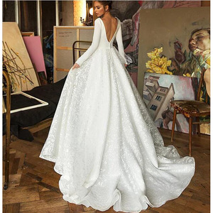 Robe de Mariée de Luxe Élégante à Manches Longues, Dos Nu, en Dentelle, Blanche - Product Image 2