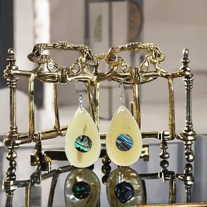 Boucles d'oreilles artisanales en corne de buffle Minh Giang, texture naturelle, bijoux éthiques modernes, haute qualité - Product Image 1