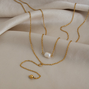 Collier en acier inoxydable plaqué or 18 carats PVD en forme de Y avec perles d'eau douce et pendentif à double couche en forme de pompon - Vente en gros B082 - Product Image 3