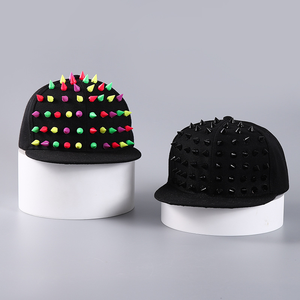 Casquette Snapback Unisexe Style Punk avec Rivets, Casquette de Baseball à 6 Panneaux Ajustable pour Adultes, Couleur Unie, Tenue Décontractée - Product Image 2