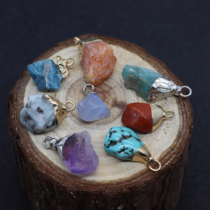 Charmes en pierre naturelle brute |   Pendentifs en pierres précieuses colorées brutes plaqués or 18 carats, 10x25mm, pour la fabrication de bijoux DIY - Product Image 6