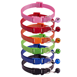 Collar moderno ajustable para mascotas con rayas reflectantes, campana pequeña, Airtag de patrón sólido a <span class=keywords><strong>precio</strong></span> económico para gatos pequeños - Product Image 1