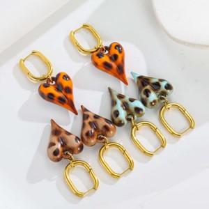 Boucles d'oreilles créoles pendantes en acier inoxydable plaqué or 18 carats, motif léopard multicolore vintage, design émaillé élégant pour fêtes et tenues décontractées - Product Image 1