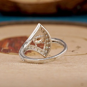 Anillos de diamantes brillantes elaborados con estilo de joyería fina, con diamantes cuidadosamente seleccionados y diseños elegantes. - Product Image 4