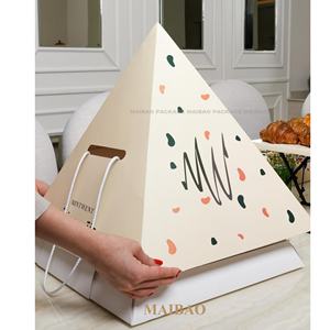 Neue Personalisierte Pyramiden-Lebensmittelverpackung mit Fach für Soßenbecher, Pyramidenförmig für Catering, Churros, Brot, Kuchen, Dessert, Grazing Platter - Product Image 1