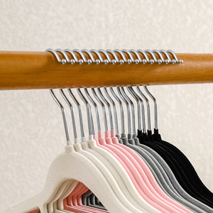 Confezione da 30 Grucce in Velluto Resistenti Antiscivolo per Organizzazione Domestica con Spalle Larghe e Rotazione - Product Image 5