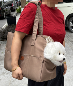 กระเป๋าใส่สัตว์เลี้ยงแฟชั่น, กระเป๋าใส่แมวหนังพรีเมียม, กระเป๋าเดินทางสำหรับสัตว์เลี้ยงแบบนิ่มได้รับการรับรองจากสายการบินพร้อมช่องใส่ของ สีน้ำตาล - Product Image 1
