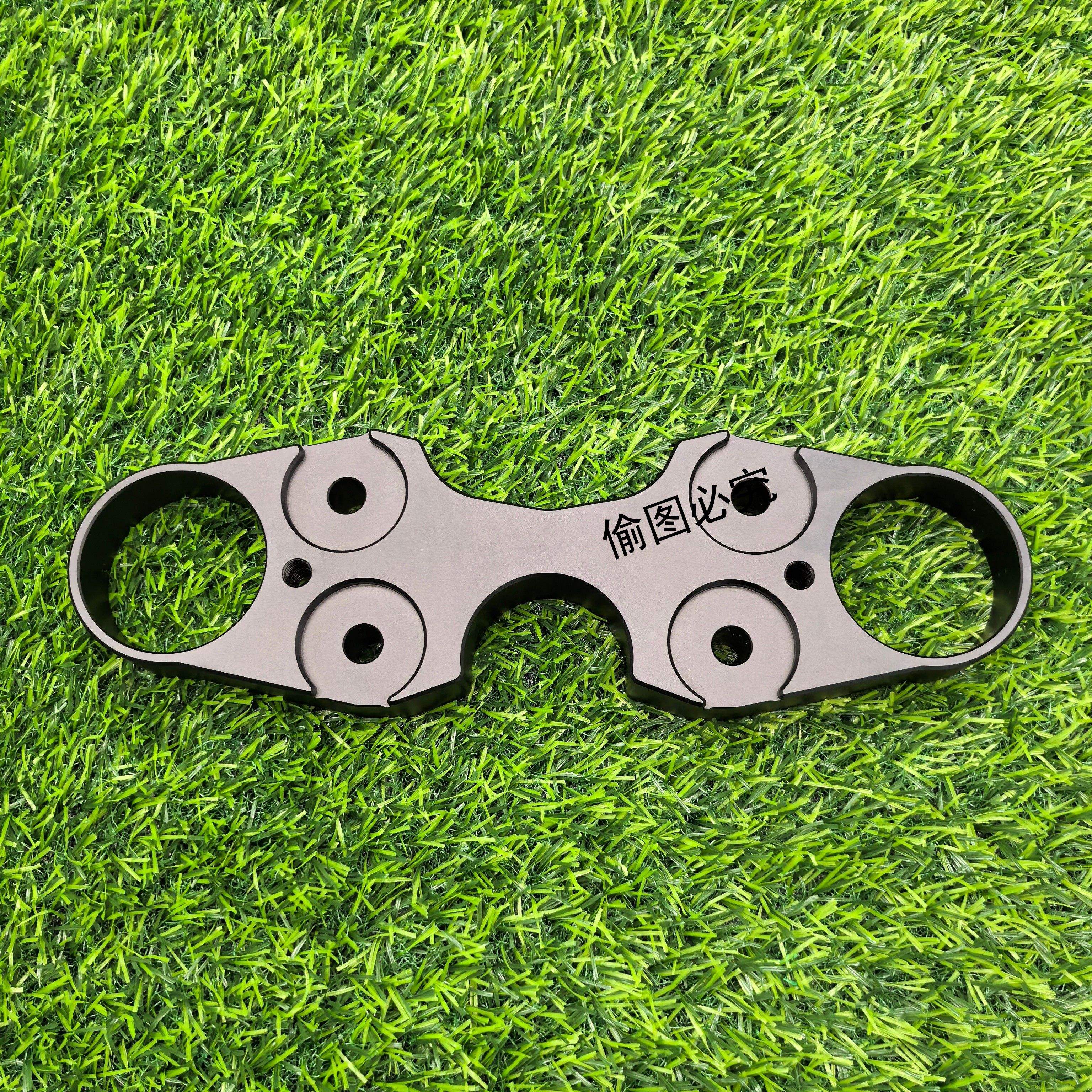 สีขาว, สีดำ, สีฟ้าและสีแดง