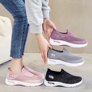 Zapatos de mujer 2025, nuevo modelo de verano, calzado deportivo informal de malla transpirable con suela suave para mamá, sin cordones, para comercio exterior. - Product Image 4