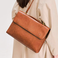 Sac à bandoulière en cuir pour tablette et ordinateur portable, sacoche messager, fermeture à rabat, bouton-pression magnétique, quincaillerie dorée, marron, pour voyage
