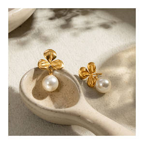 XIXI Joyas Para <span class=keywords><strong>Nujer</strong></span> impermeable de acero inoxidable 18K chapado en oro trébol flor perla colgante para mujer joyería de moda pendiente - Product Image 1