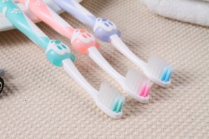 Toptan İngilizce Versiyon Sevimli Bebek Diş Fırçası Karikatür Köpek Tasarımlı Yumuşak Kıllar Plastik Saplı Çocuk Diş Fırçası Oyuncak Araba ile - Product Image 3