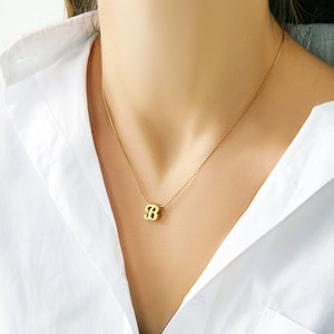 Collier avec pendentif lettre B en acier inoxydable 316L plaqué or 18 carats, résistant à l'eau et au ternissement, avec logo personnalisé, pour femmes - Product Image 2
