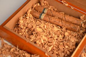 <span class=keywords><strong>Copeaux</strong></span> <span class=keywords><strong>de</strong></span> bois <span class=keywords><strong>de</strong></span> cèdre classiques en gros avec technologie miroir pour le stockage et l'humidification des cigares, format tube portable pour le voyage - Product Image 5
