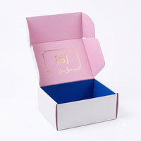 Boîte à chocolats de luxe en albâtre blanc avec intérieur rose poudré pour offrir des bonbons haut de gamme et pour une présentation professionnelle en boutique