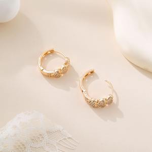 Boucles d'oreilles créoles haut de gamme simples de luxe vintage pour femmes Design unique de motif de coeur avec crochet d'oreille en micro zircon complet - Product Image 4