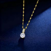 Collier français de luxe léger super scintillant à quatre griffes avec pierre unique micro-incrustée, chaîne de clavicule minimaliste haut de gamme pour femme