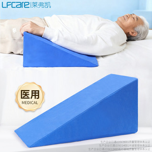 Coussin d'élévation triangulaire Lfcare bleu de qualité médicale pour soutien postural des patients âgés - Product Image 1