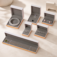 Caja de Joyería de Papel Texturizado con Logotipo Personalizado, con Ribete Dorado e Inserto Gris para Anillos de Boda y Compromiso, Venta al Por Mayor