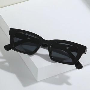 Lunettes de soleil pour femmes style Jennie, monture œil de chat noire, verres PC AC, protection UV380, classe 2, pare-soleil, design de mode coréen - Product Image 1