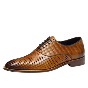 Chaussures en cuir pour hommes, dernière mode automne - Couleur marron, style rétro britannique tendance pour les occasions professionnelles et décontractées. - Product Image 2